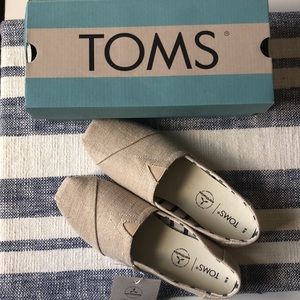 Womens size 8 Tom’s